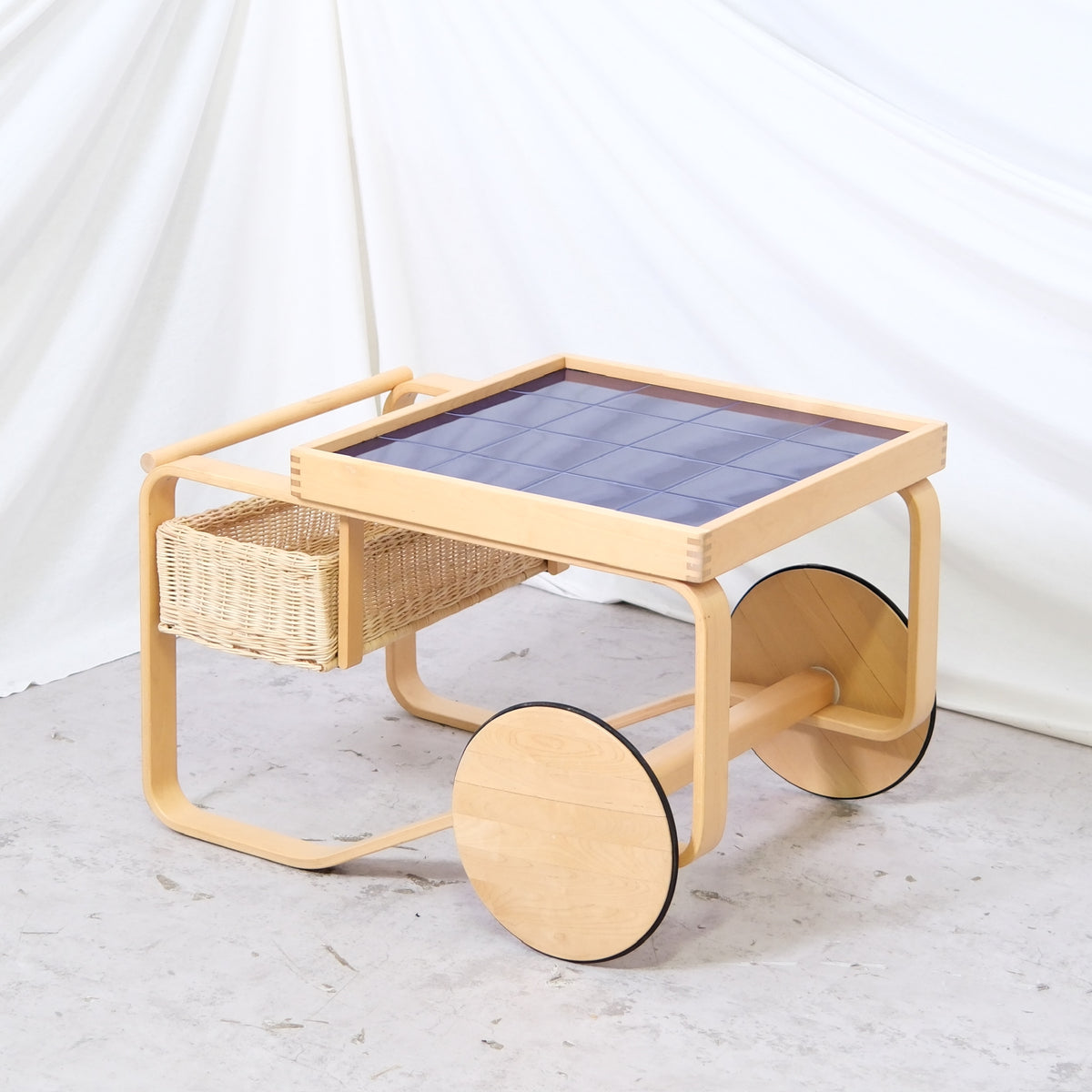 Artek 900 -teetarjoiluvaunu, erikoisversio, siniset laatat, 2006