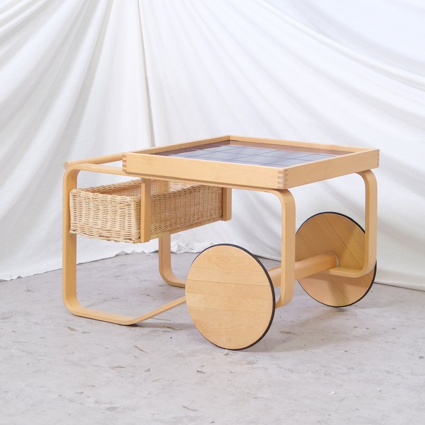 Artek 900 -teetarjoiluvaunu, erikoisversio, siniset laatat, 2006