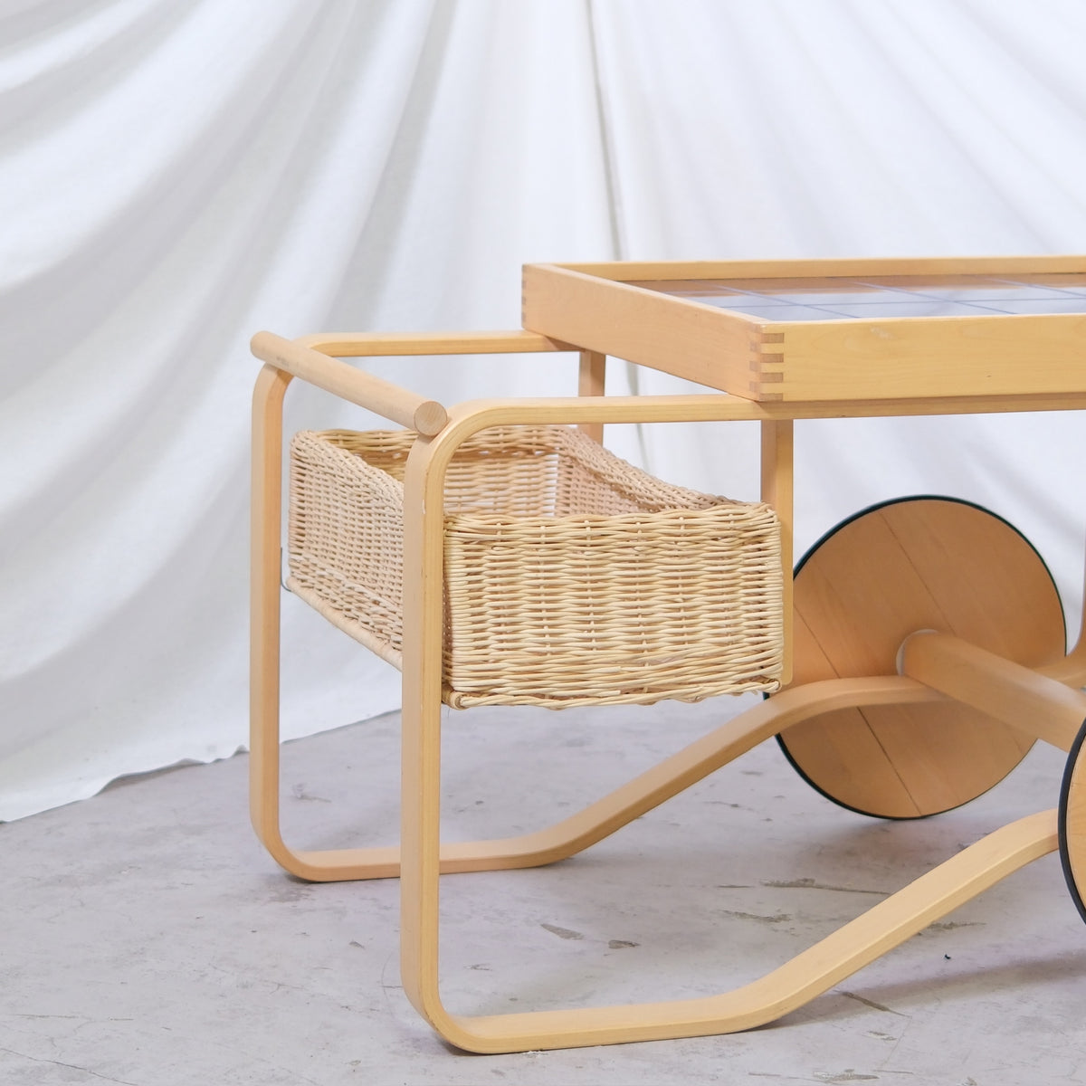 Artek 900 -teetarjoiluvaunu, erikoisversio, siniset laatat, 2006