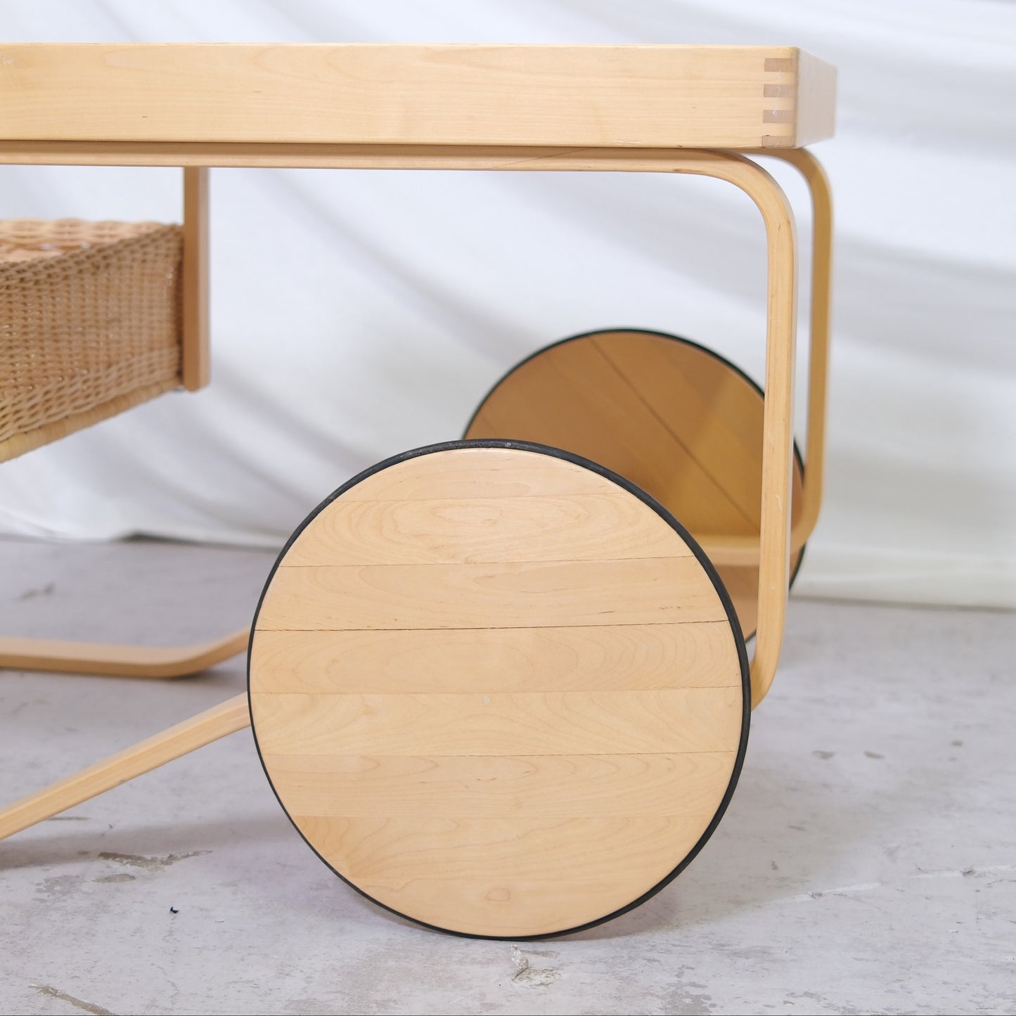 Artek 900 -teetarjoiluvaunu, erikoisversio, siniset laatat, 2006