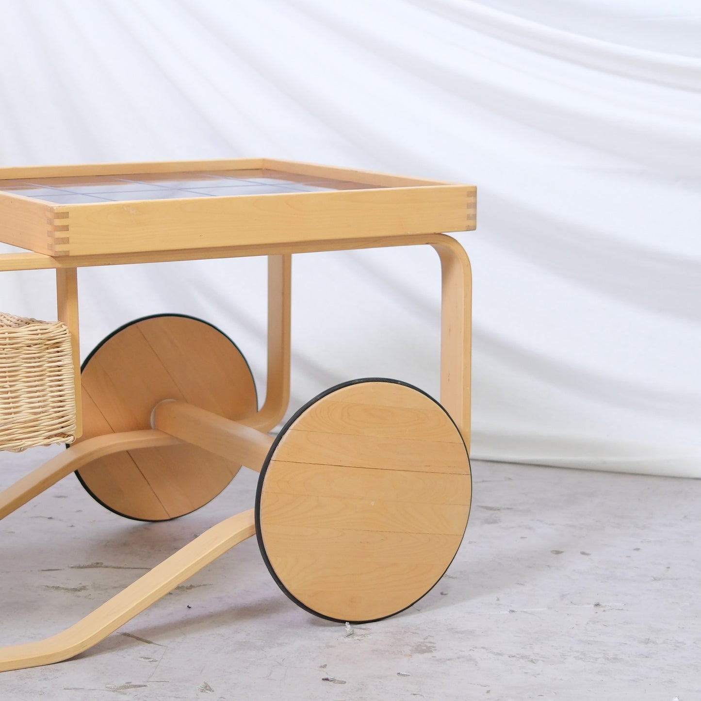 Artek 900 -teetarjoiluvaunu, erikoisversio, siniset laatat, 2006