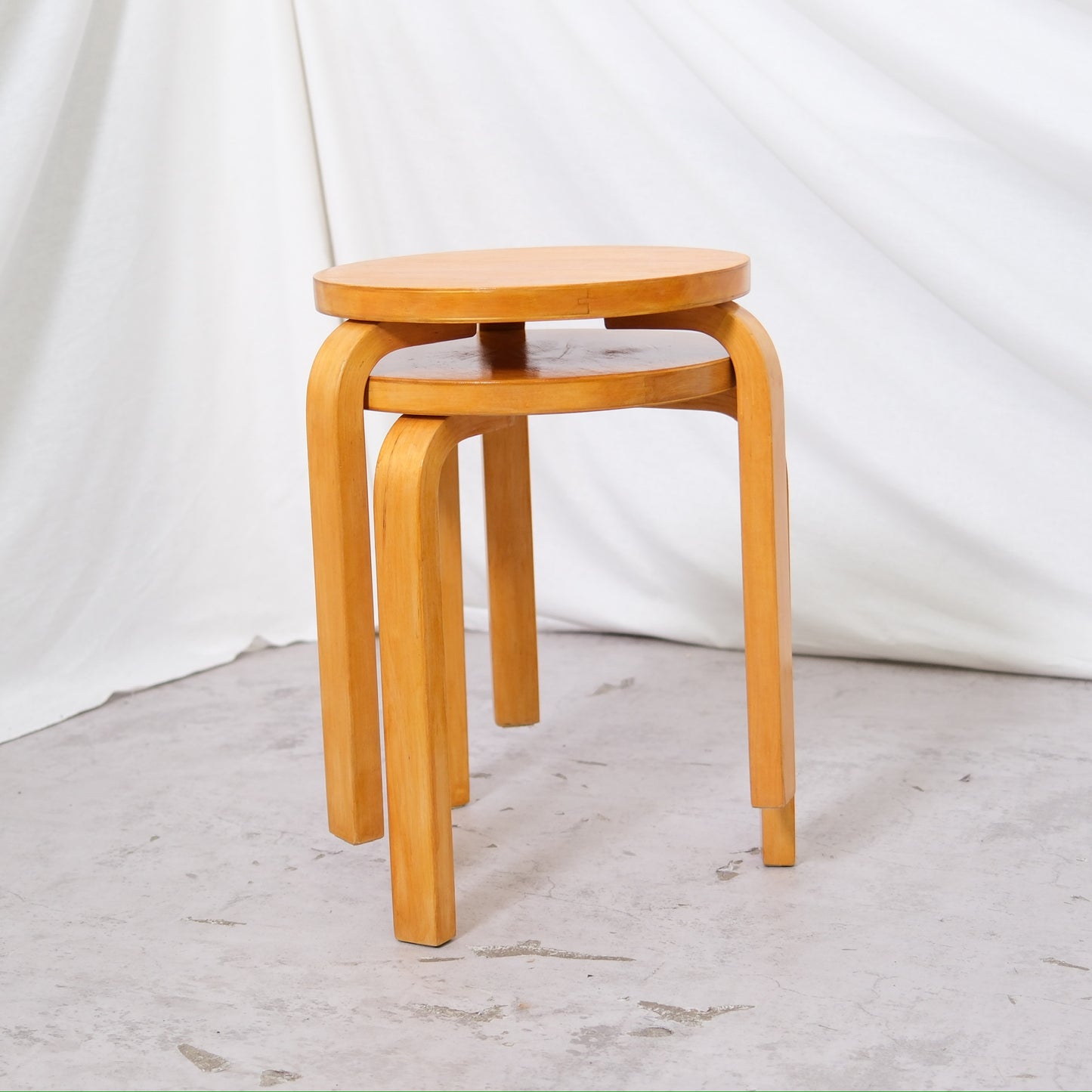 Alvar Aalto 60 -kolmijalkainen jakkara, valmistaja Artek, 1950-luku
