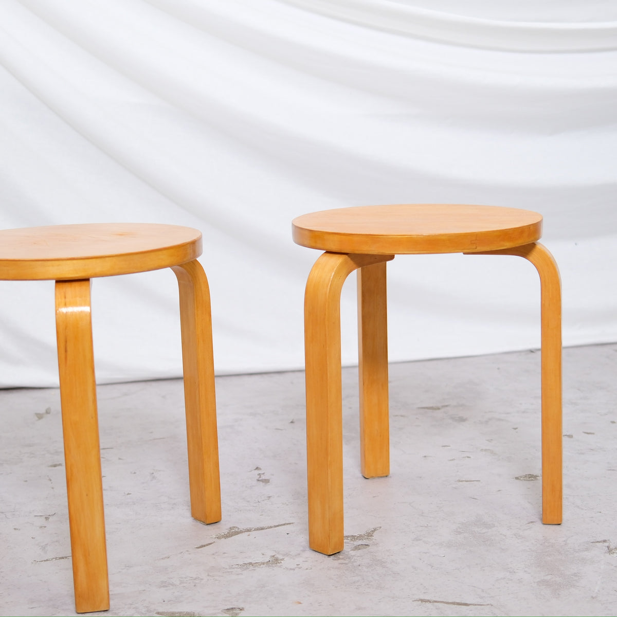 Alvar Aalto 60 -kolmijalkainen jakkara, valmistaja Artek, 1950-luku
