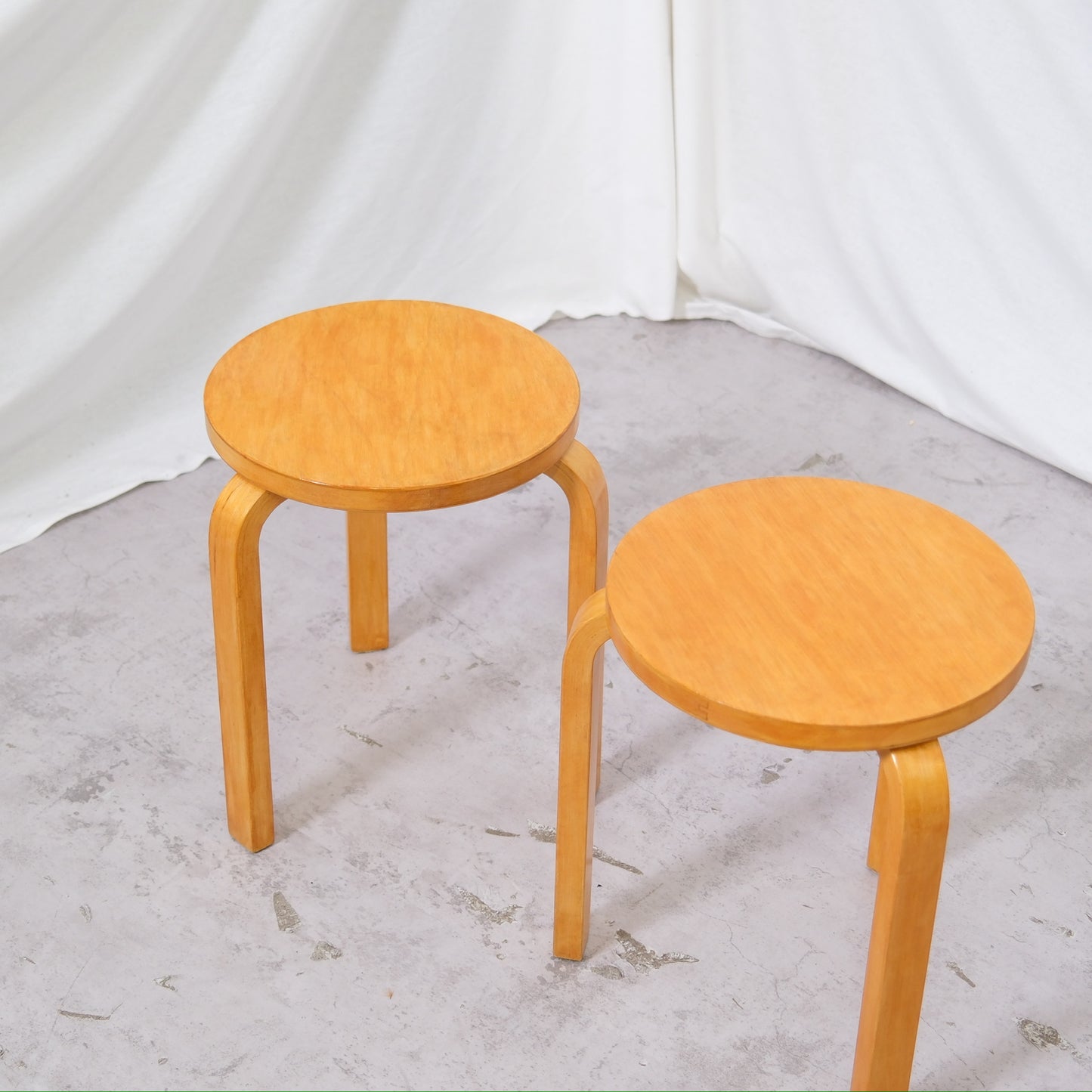 Alvar Aalto 60 -kolmijalkainen jakkara, valmistaja Artek, 1950-luku
