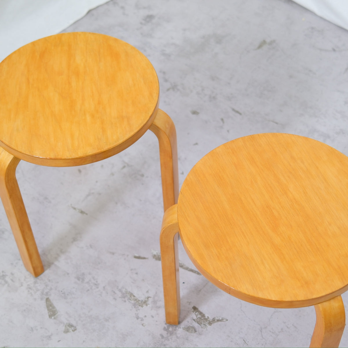 Alvar Aalto 60 -kolmijalkainen jakkara, valmistaja Artek, 1950-luku
