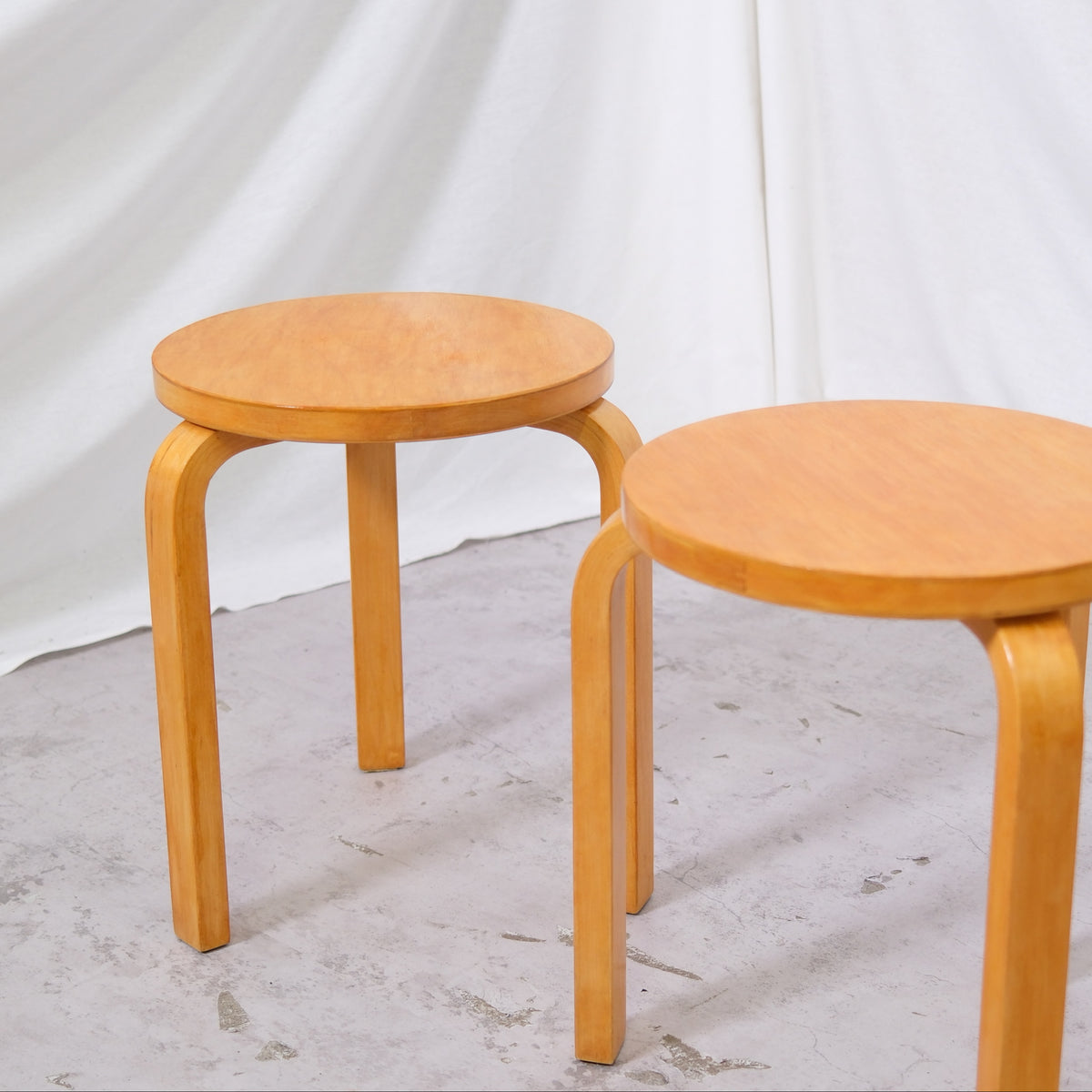 Alvar Aalto 60 -kolmijalkainen jakkara, valmistaja Artek, 1950-luku