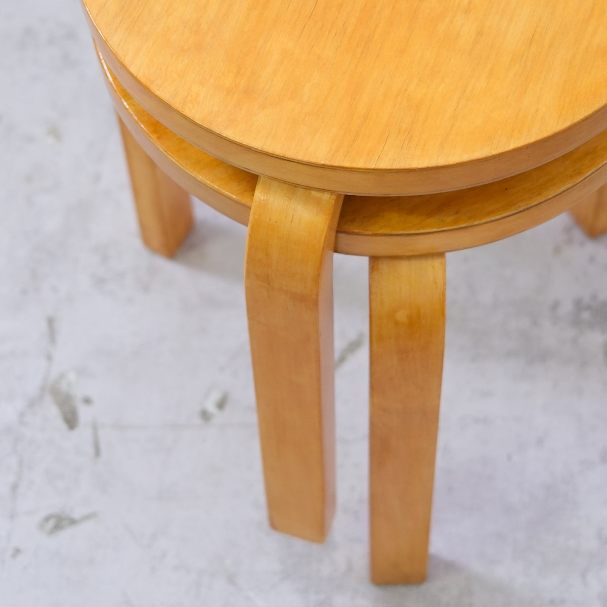 Alvar Aalto 60 -kolmijalkainen jakkara, valmistaja Artek, 1950-luku