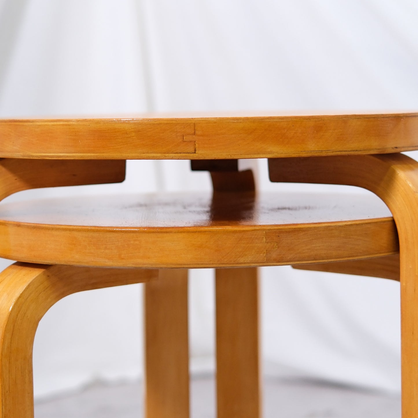 Alvar Aalto 60 -kolmijalkainen jakkara, valmistaja Artek, 1950-luku