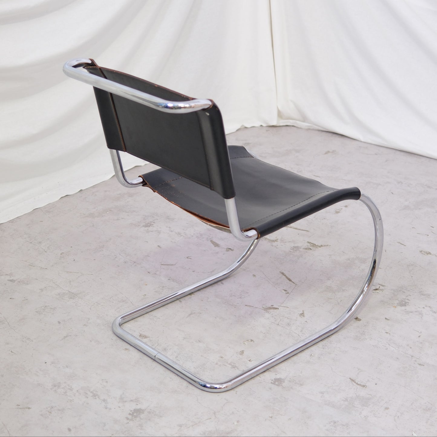 Thonet MR10 -tuolit, musta nahka ja kromi