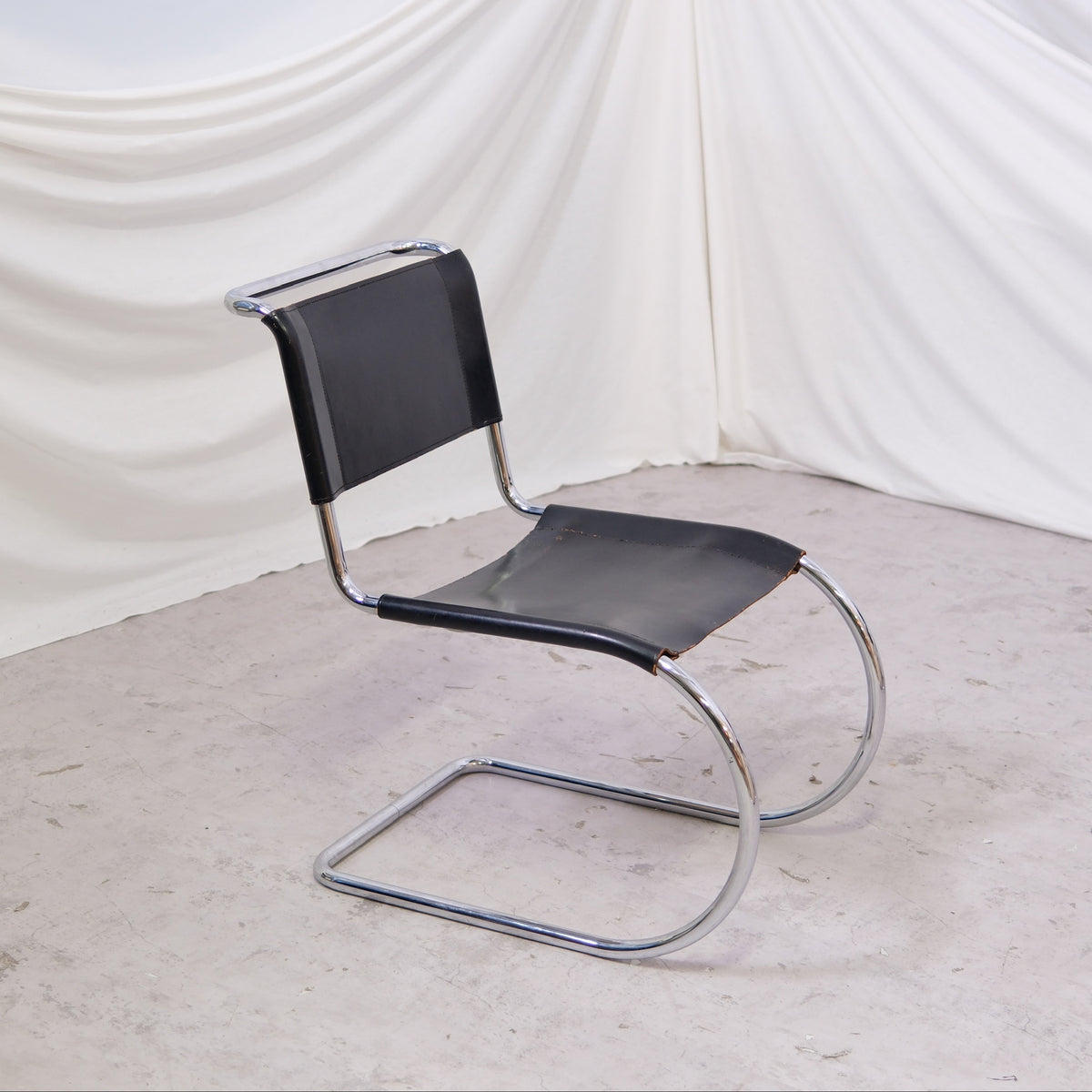 Thonet MR10 -tuolit, musta nahka ja kromi