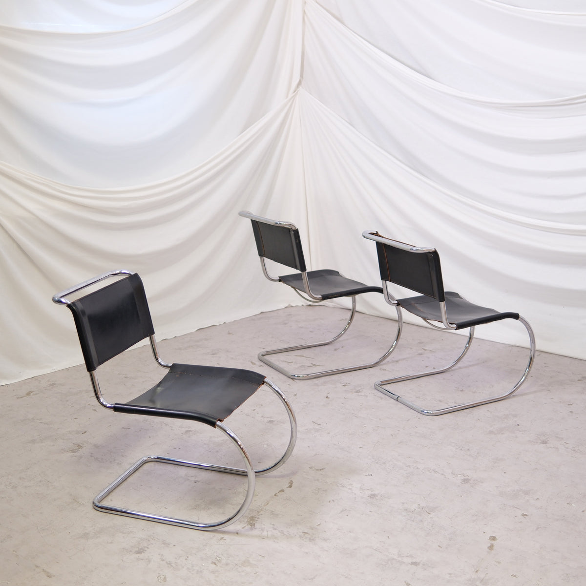 Thonet MR10 -tuolit, musta nahka ja kromi