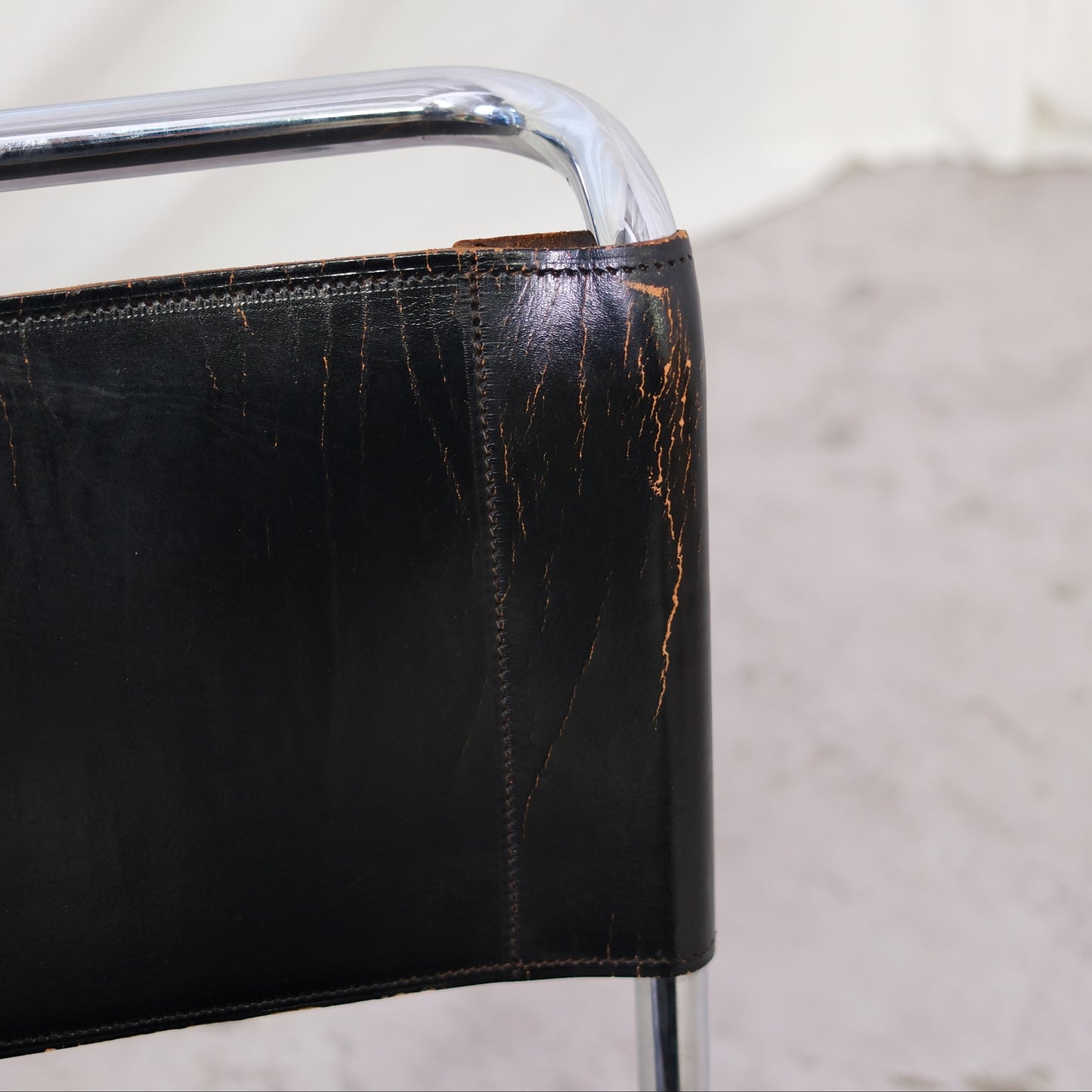 Thonet MR10 -tuolit, musta nahka ja kromi