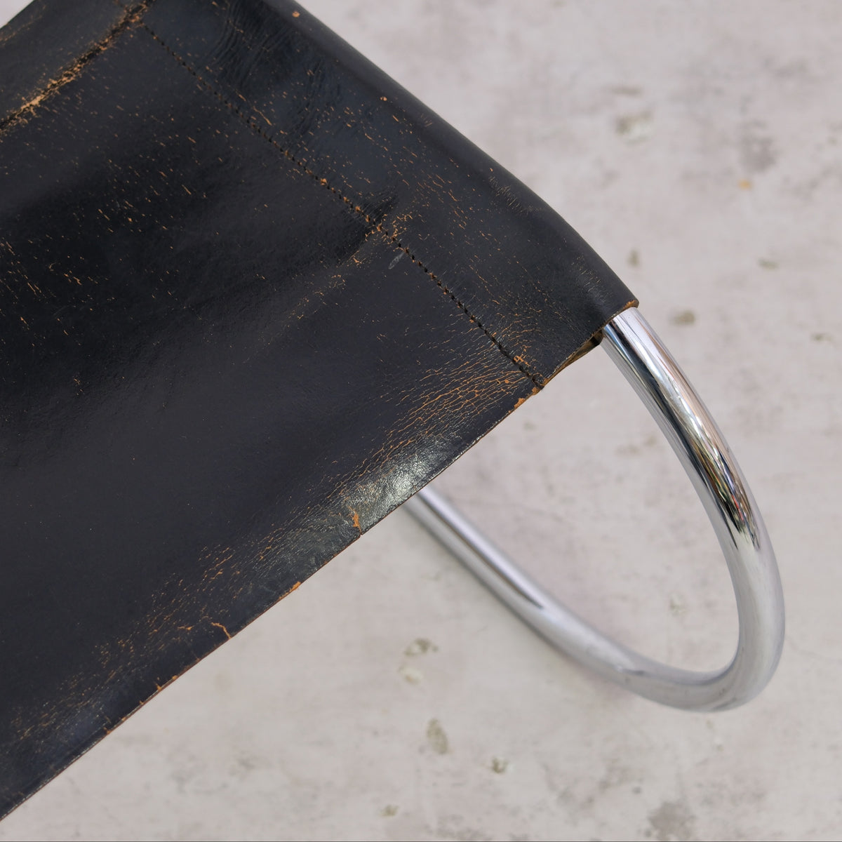 Thonet MR10 -tuolit, musta nahka ja kromi