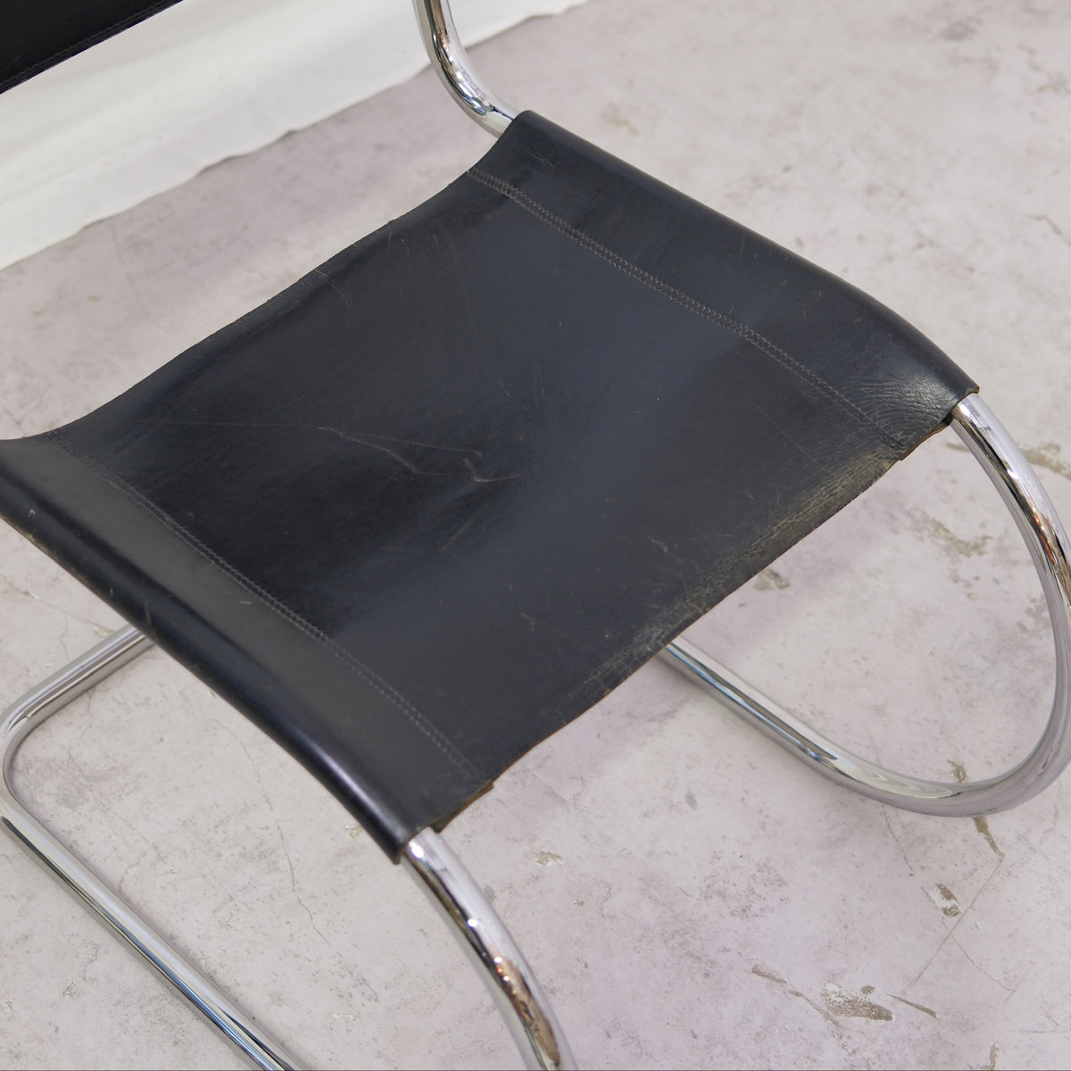 Thonet MR10 -tuolit, musta nahka ja kromi