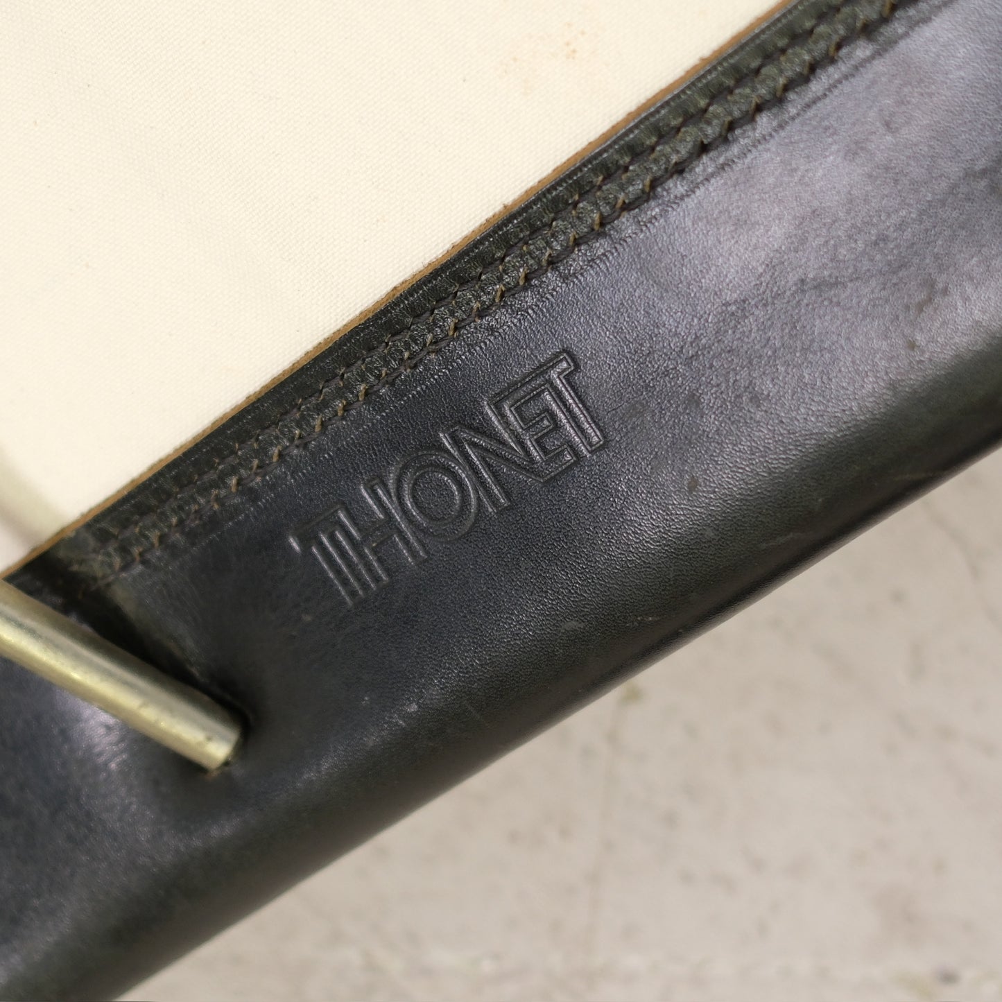 Thonet MR10 -tuolit, musta nahka ja kromi
