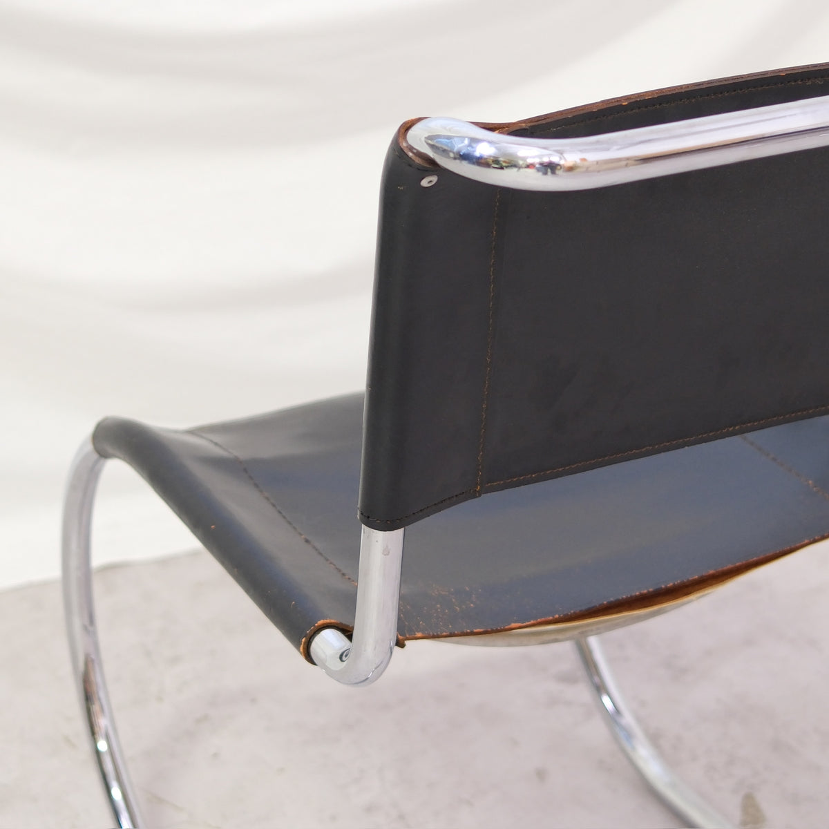 Thonet MR10 -tuolit, musta nahka ja kromi