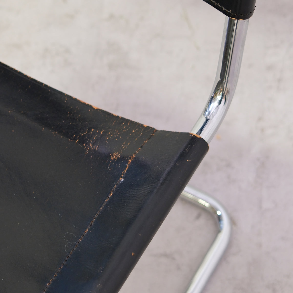 Thonet MR10 -tuolit, musta nahka ja kromi