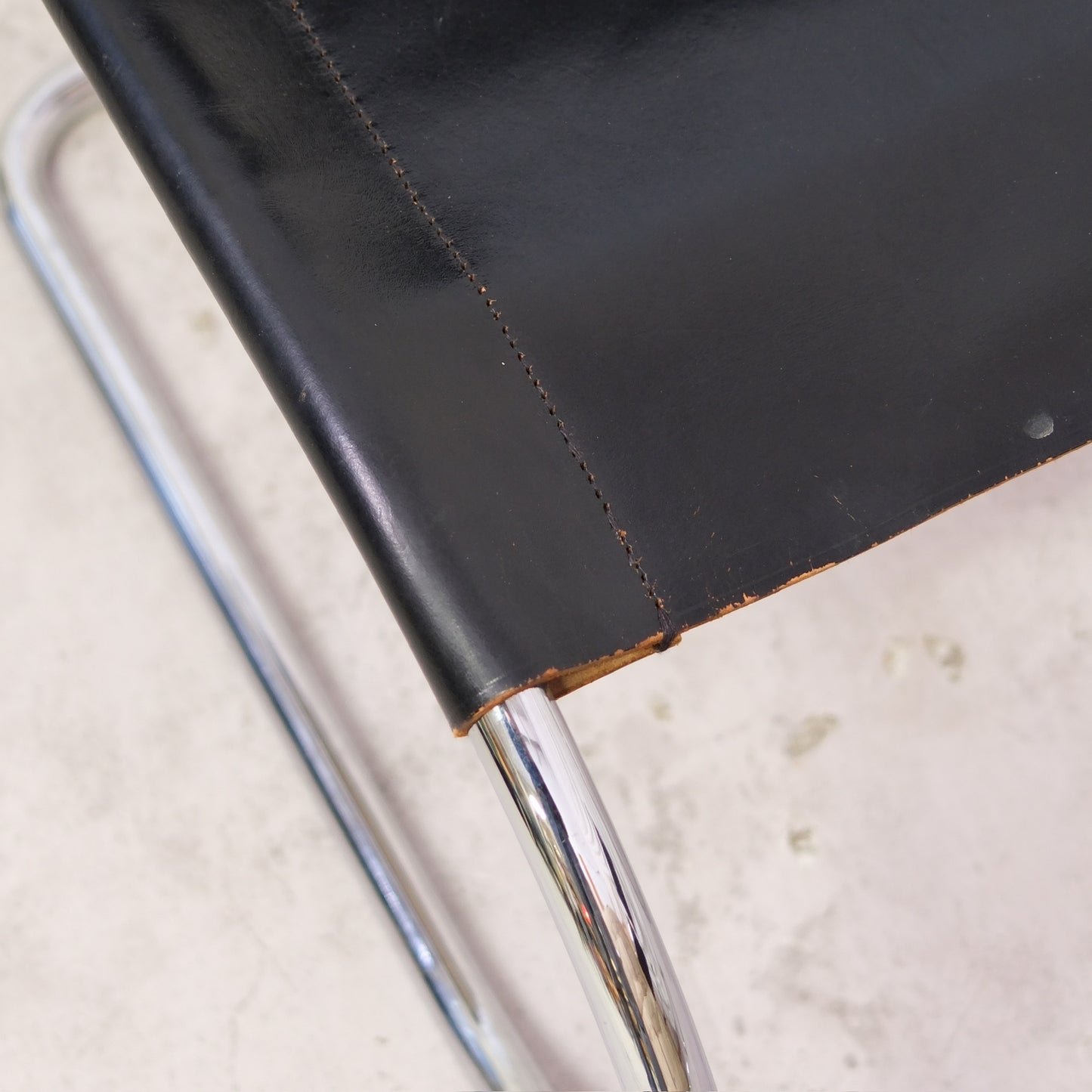 Thonet MR10 -tuolit, musta nahka ja kromi