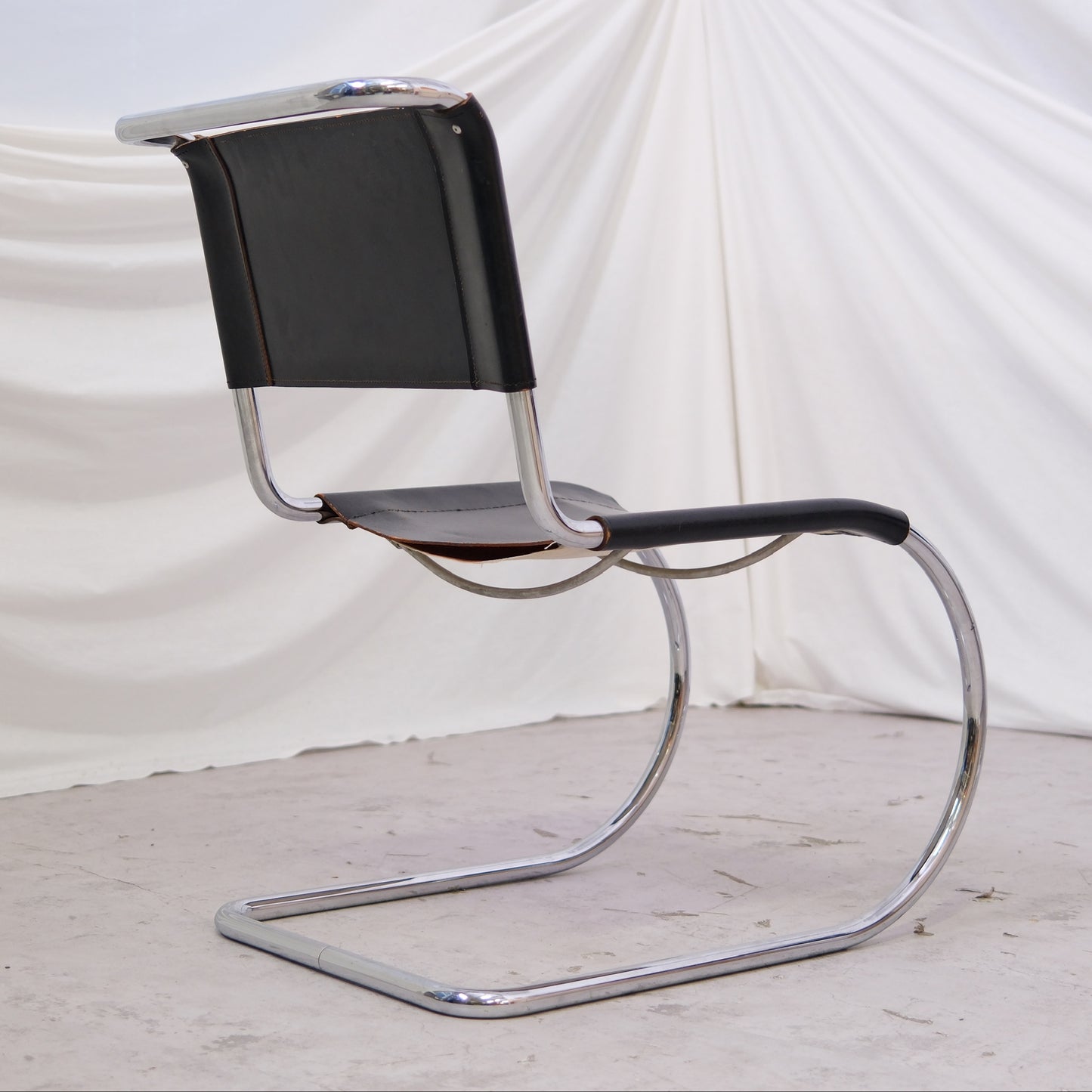 Thonet MR10 -tuolit, musta nahka ja kromi