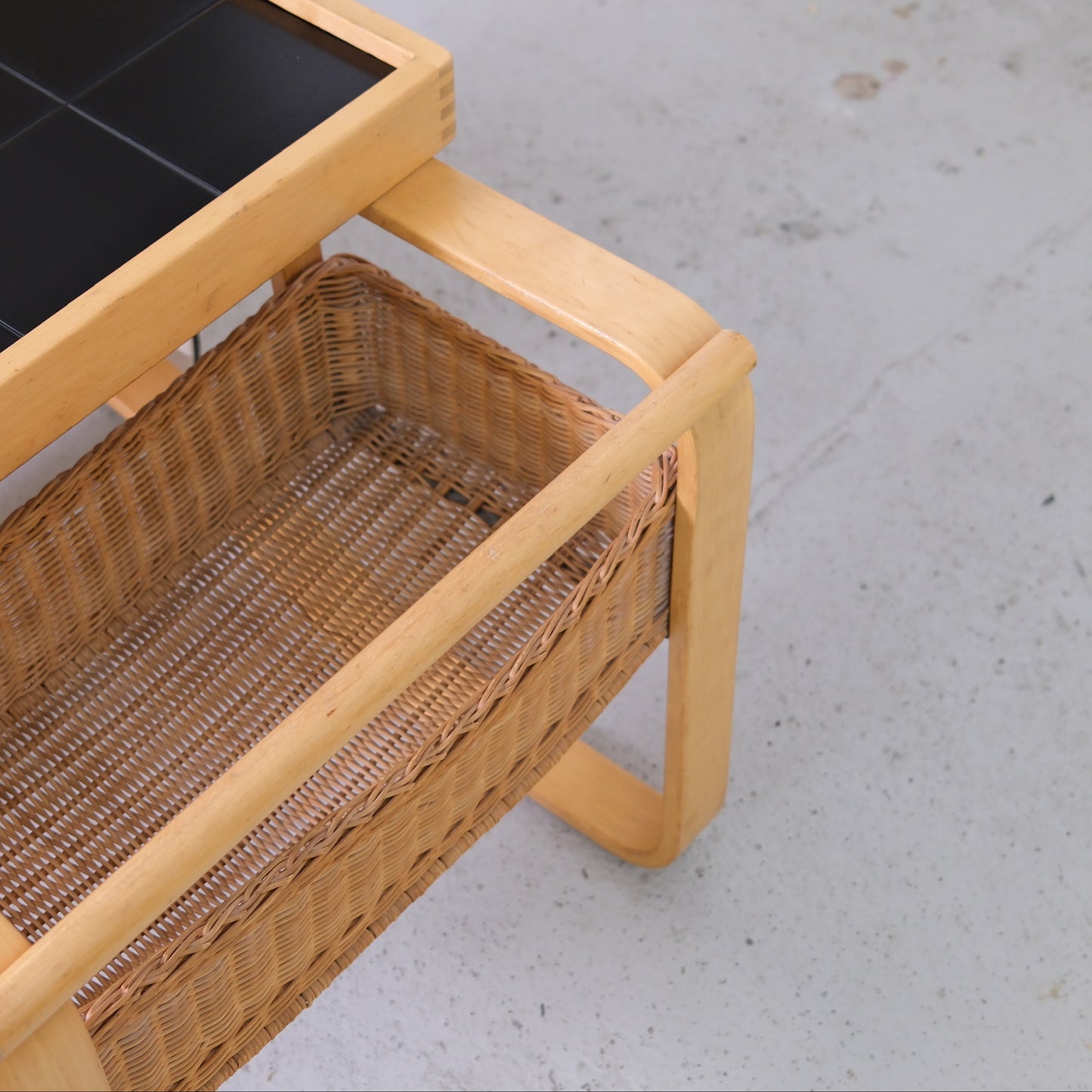 Alvar Aalto Artek 900 -teetarjoiluvaunu, mustat keraamiset laatat