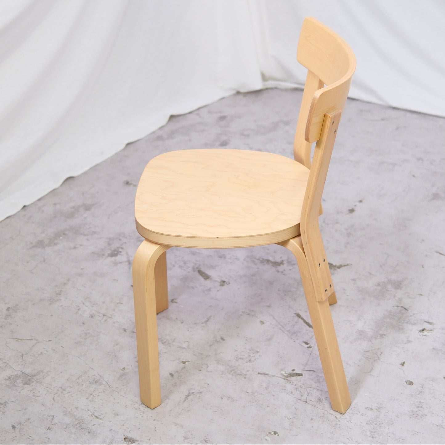 Alvar Aalto 69 -tuoli, valmistaja Artek, koivu