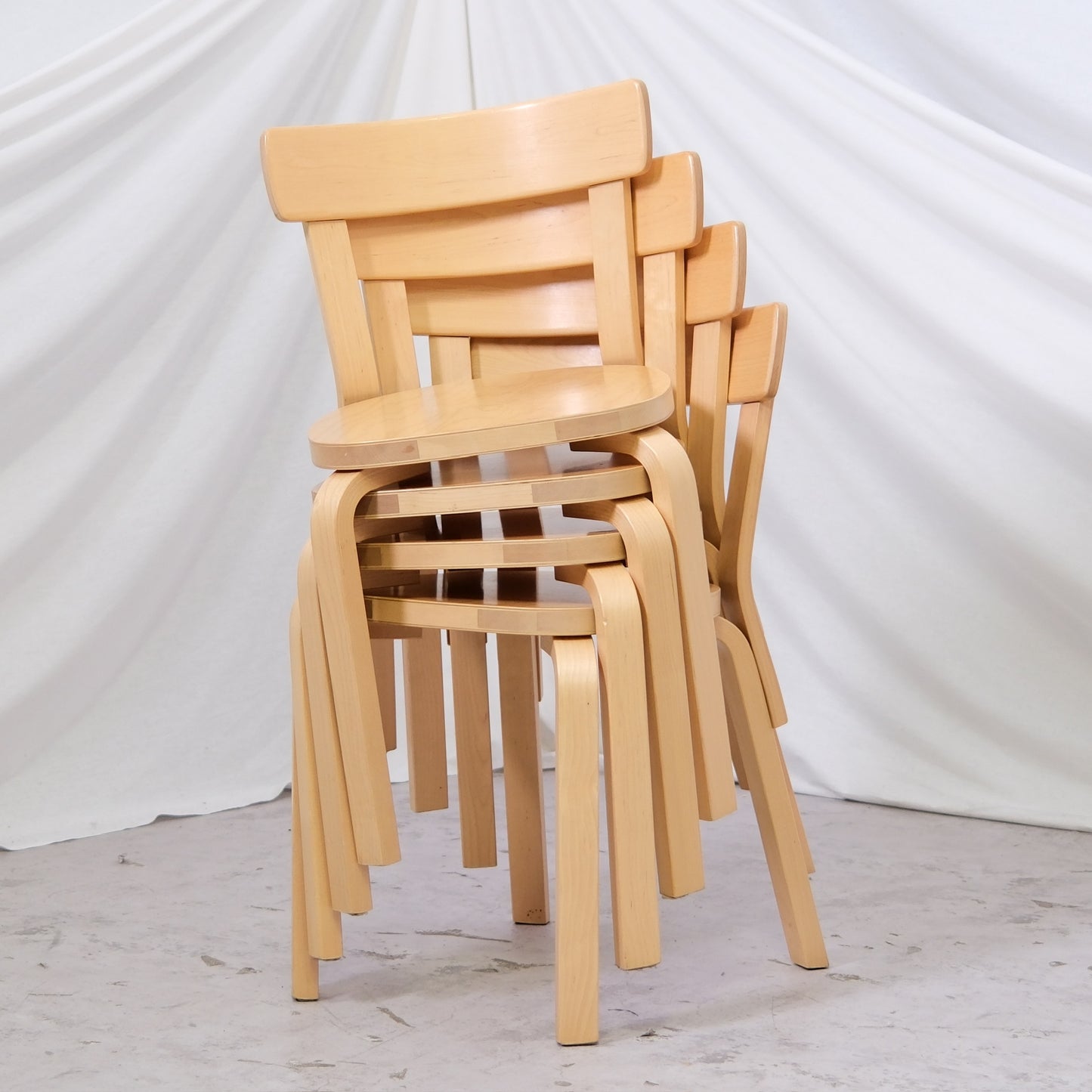 Alvar Aalto 69 -tuoli, valmistaja Artek, koivu