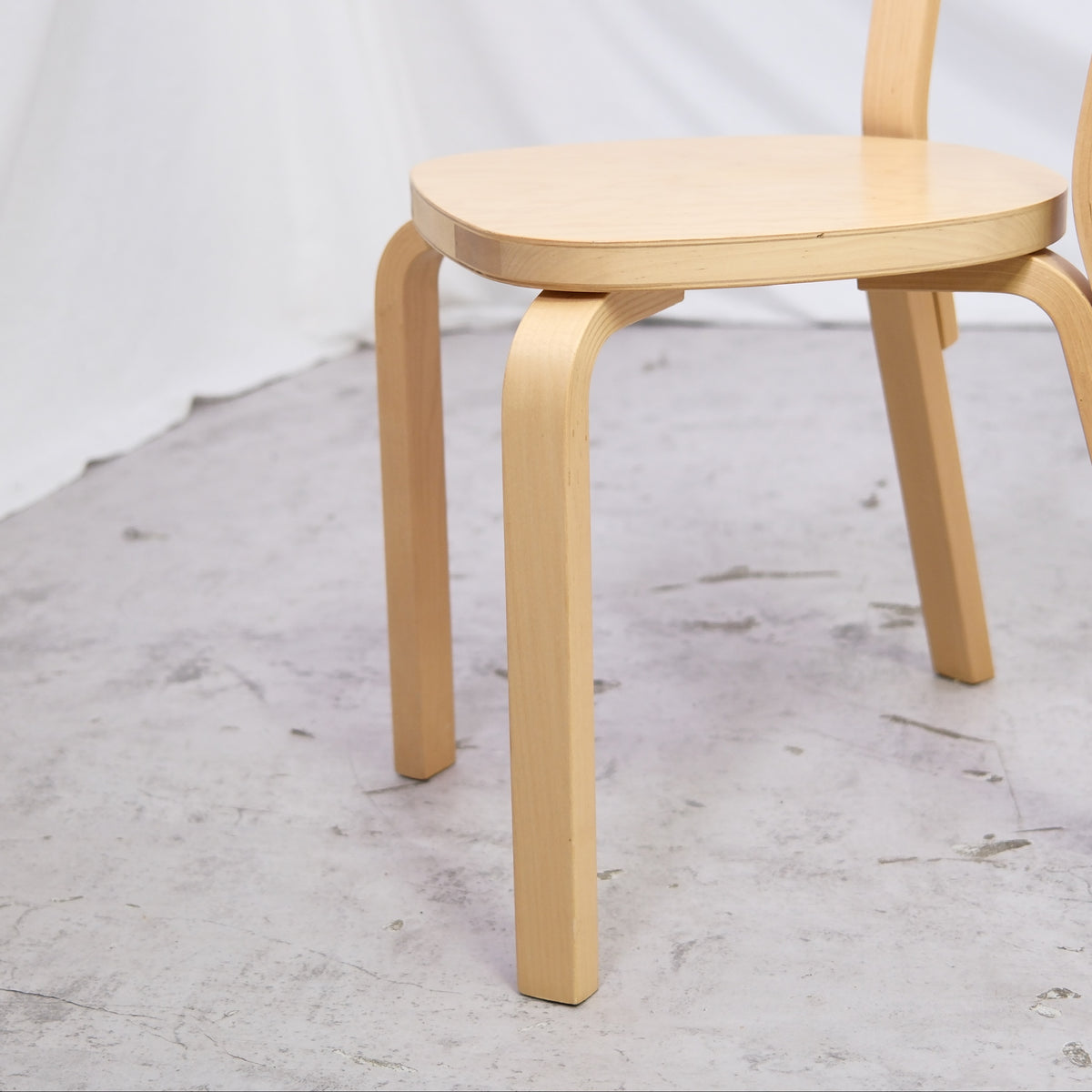 Alvar Aalto 69 -tuoli, valmistaja Artek, koivu