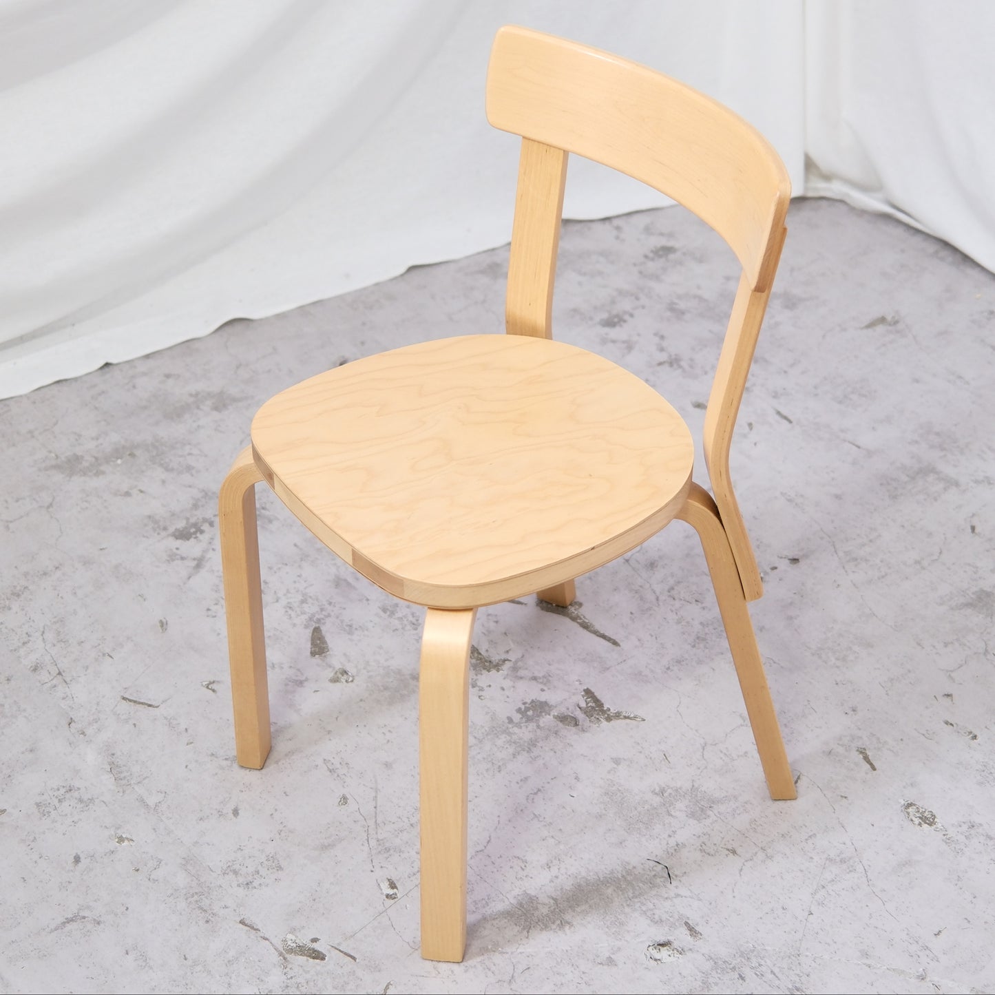 Alvar Aalto 69 -tuoli, valmistaja Artek, koivu