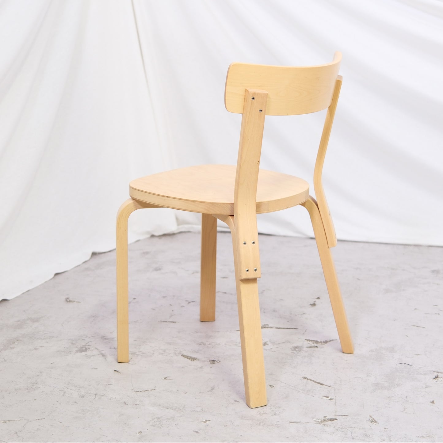 Alvar Aalto 69 -tuoli, valmistaja Artek, koivu