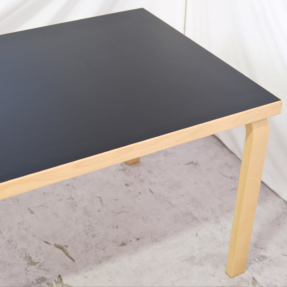 Artek 82A -pöytä, musta linoleumi, 150 cm