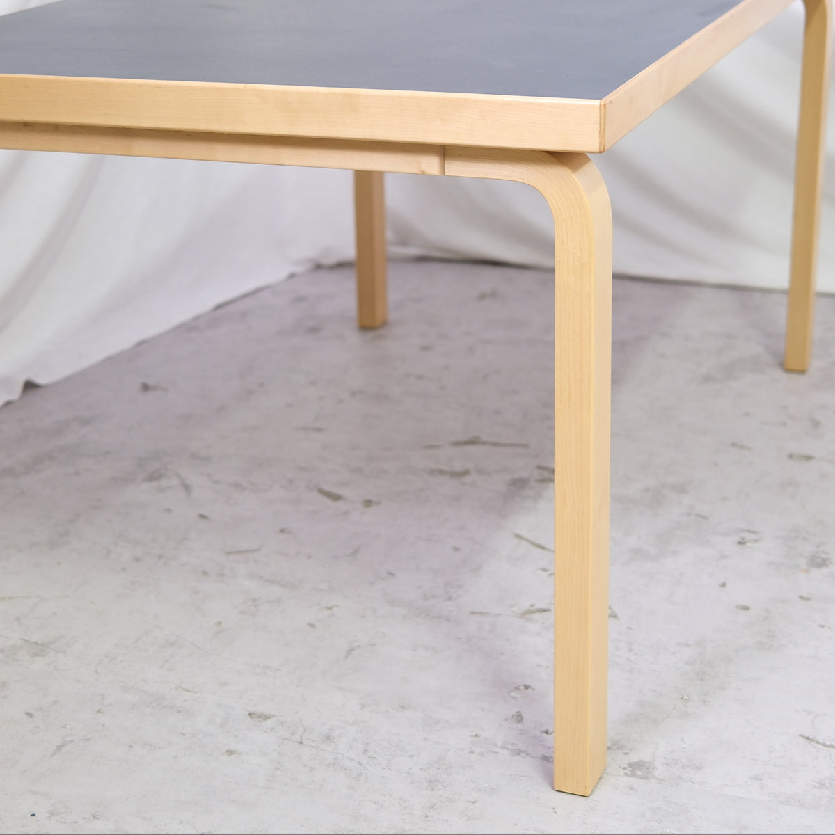 Artek 82A -pöytä, musta linoleumi, 150 cm