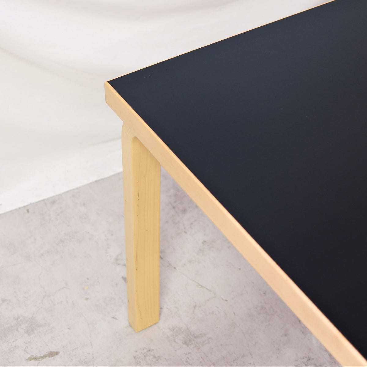 Artek 82A -pöytä, musta linoleumi, 150 cm