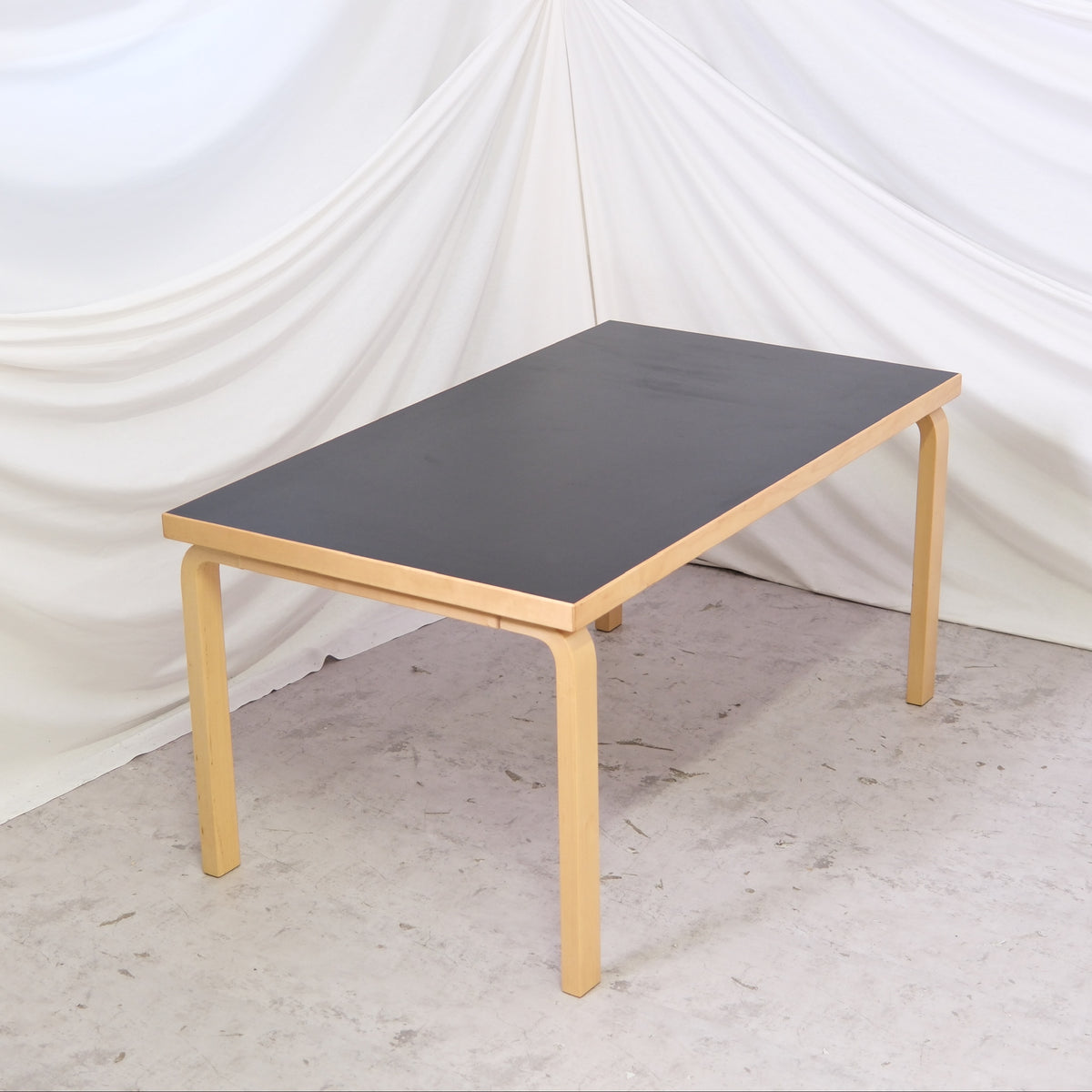 Artek 82A -pöytä, musta linoleumi, 150 cm