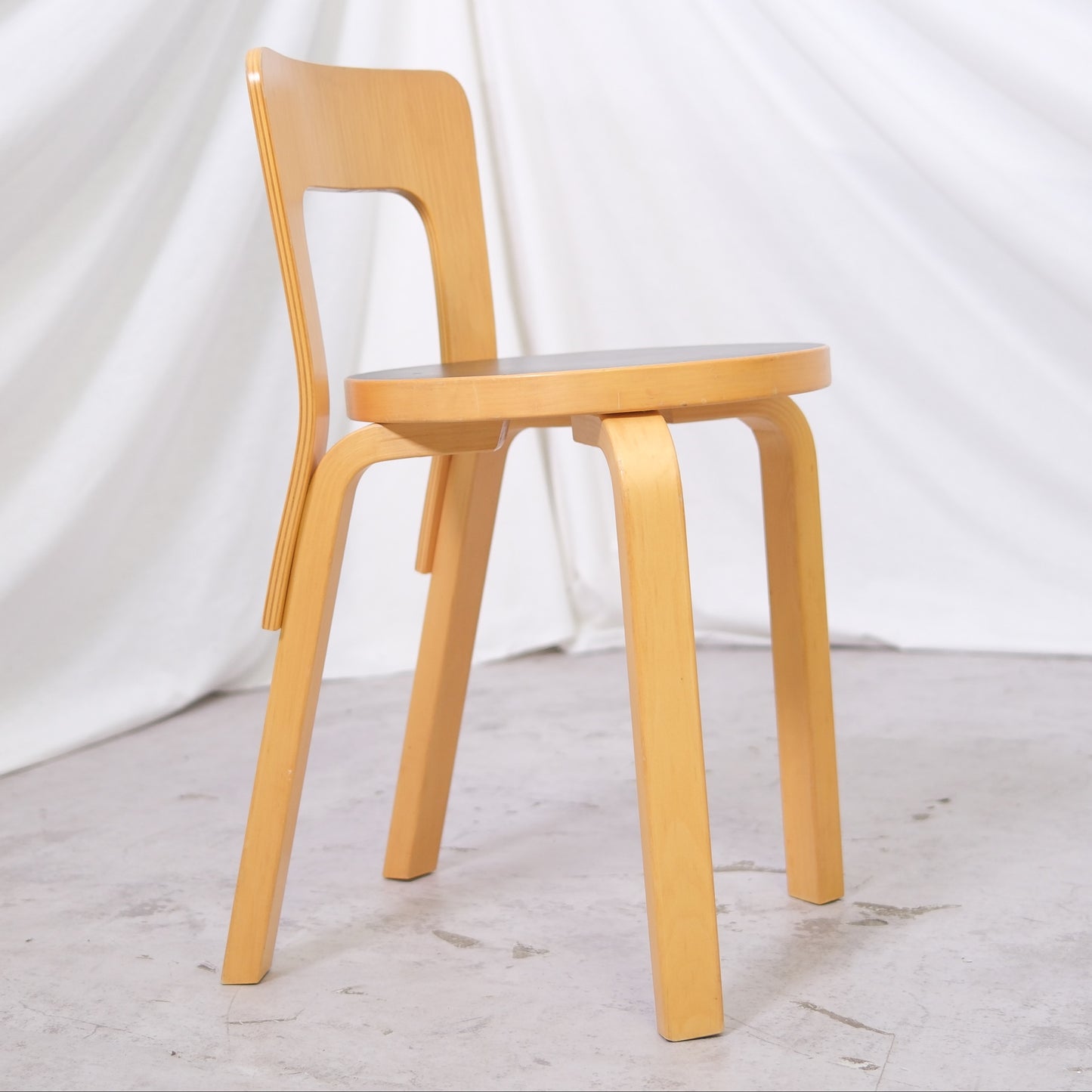 Alvar Aalto Artek 65 -tuolit, musta linoleumi