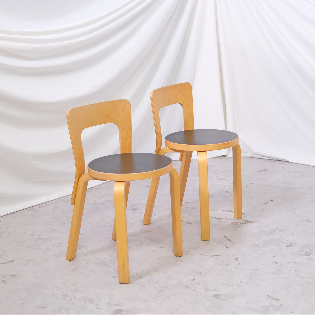 Alvar Aalto Artek 65 -tuolit, musta linoleumi