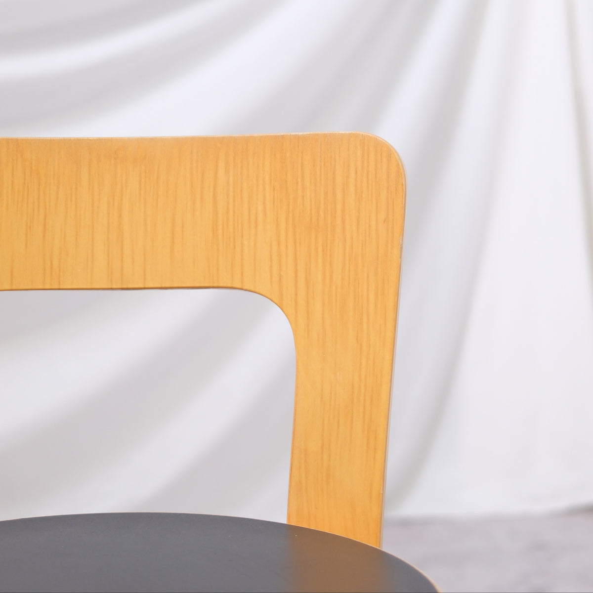 Alvar Aalto Artek 65 -tuolit, musta linoleumi