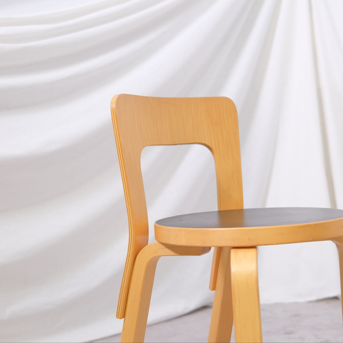 Alvar Aalto Artek 65 -tuolit, musta linoleumi