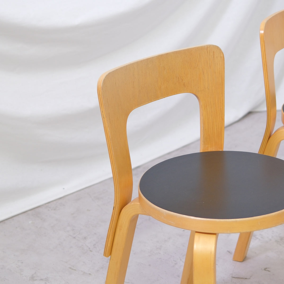 Alvar Aalto Artek 65 -tuolit, musta linoleumi