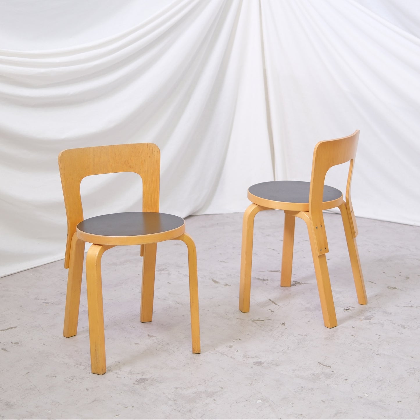 Alvar Aalto Artek 65 -tuolit, musta linoleumi