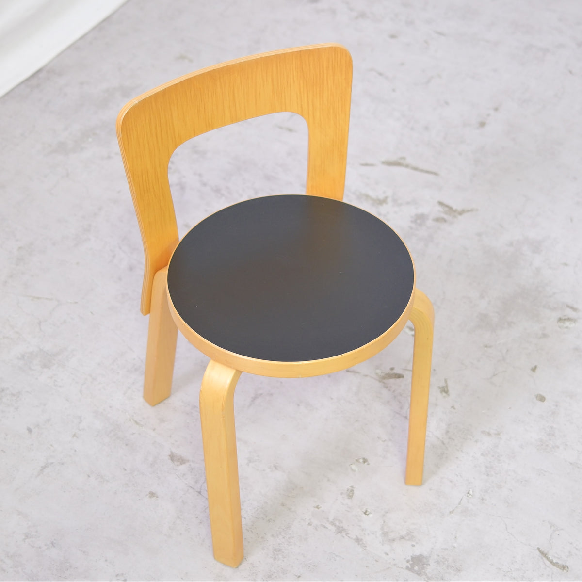 Alvar Aalto Artek 65 -tuolit, musta linoleumi