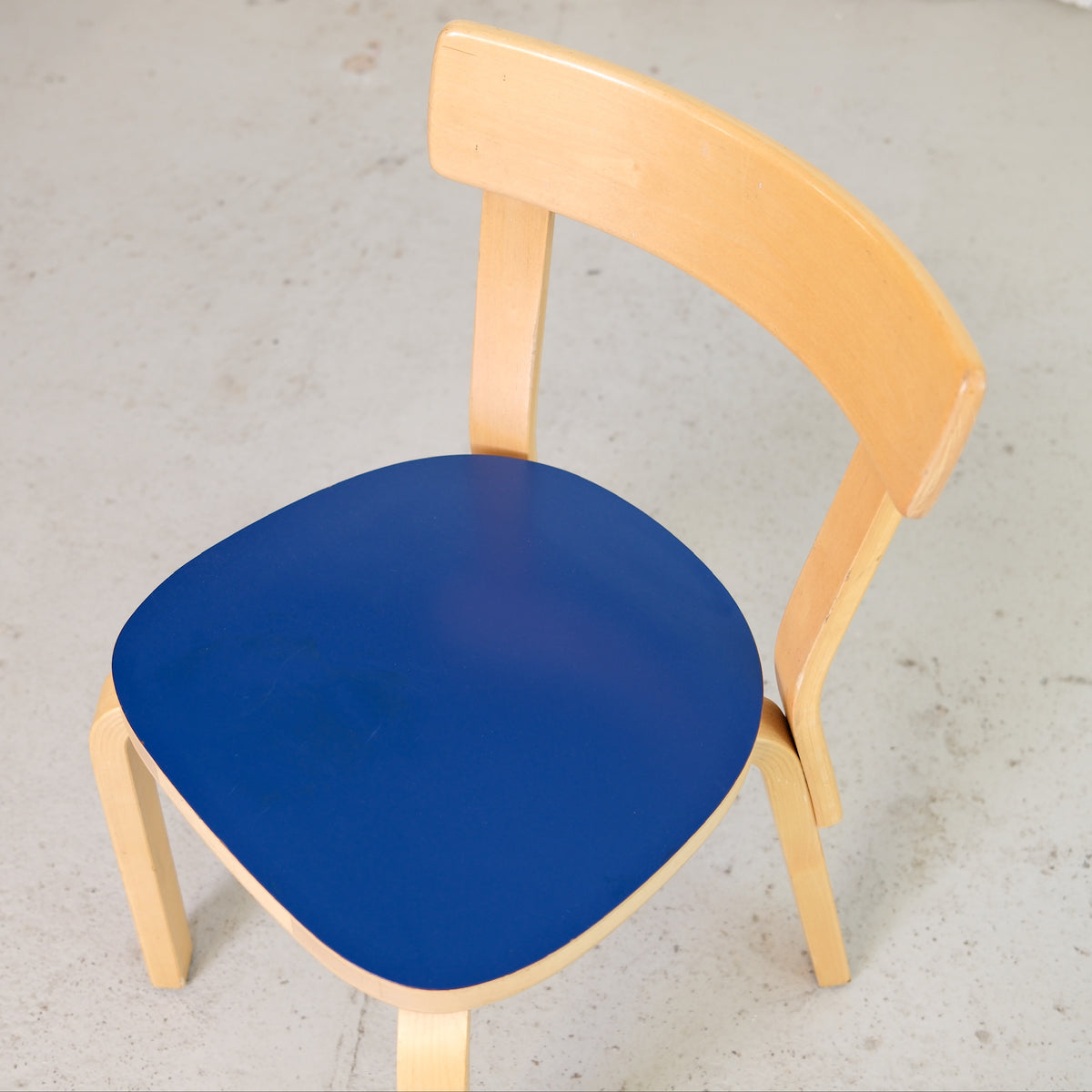 Alvar Aalto 69 -tuoli, valmistaja Artek, sininen laminaatti