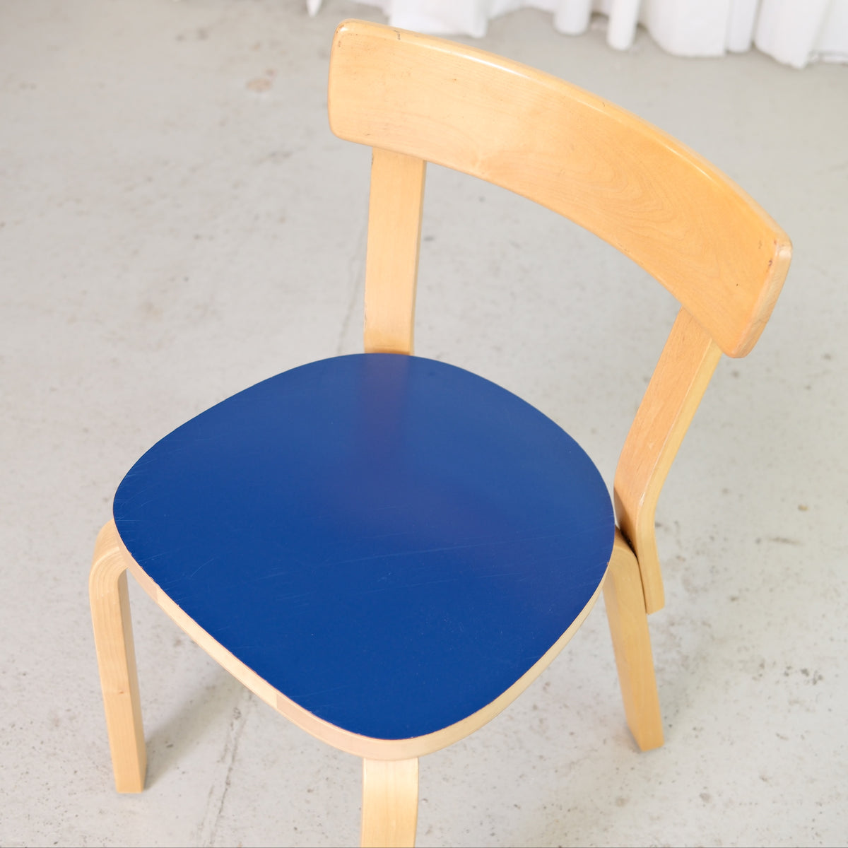 Alvar Aalto 69 -tuoli, valmistaja Artek, sininen laminaatti