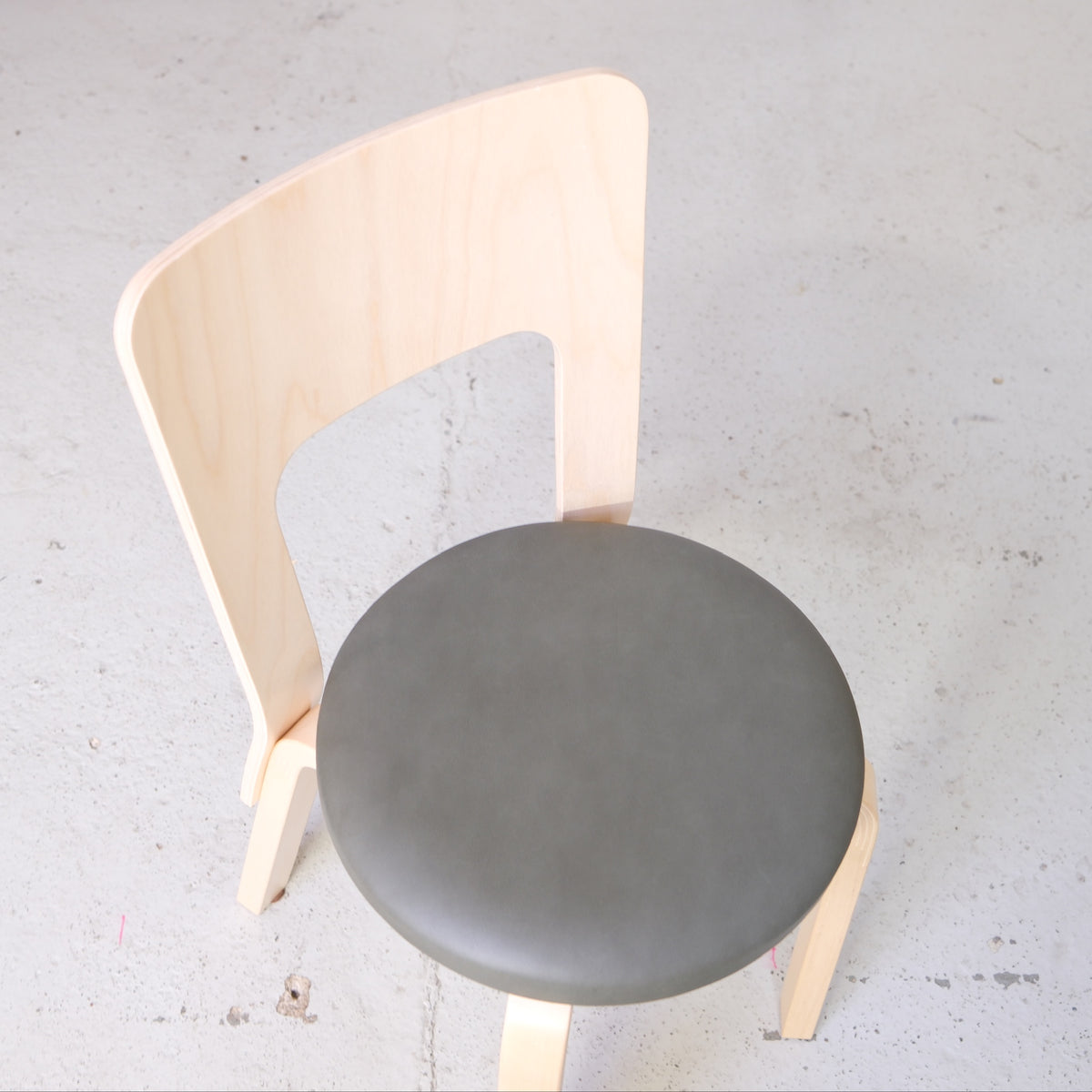 Alvar Aalto 66 -tuoli, valmistaja Artek, 2026