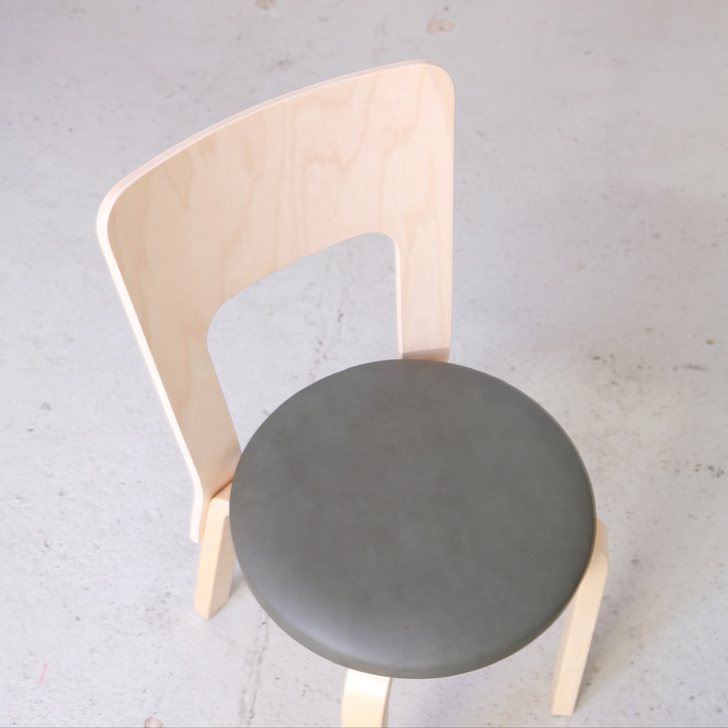 Alvar Aalto 66 -tuoli, valmistaja Artek, 2026