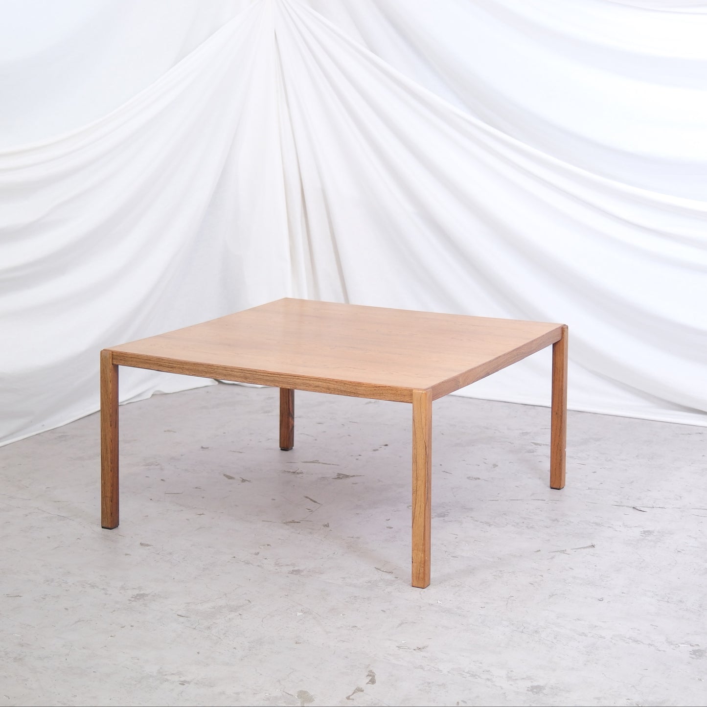 Vintage-palisanterinen sohvapöytä, 90 × 90 cm