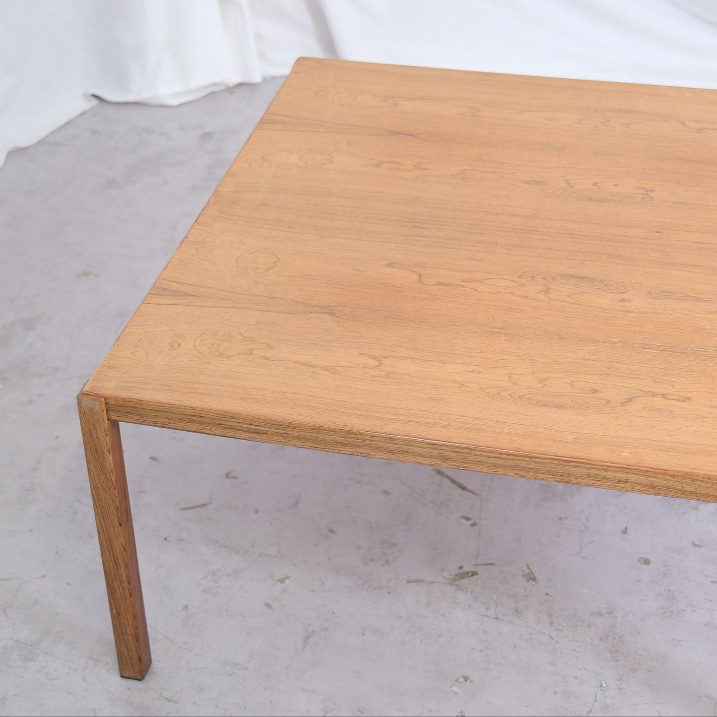 Vintage-palisanterinen sohvapöytä, 90 × 90 cm