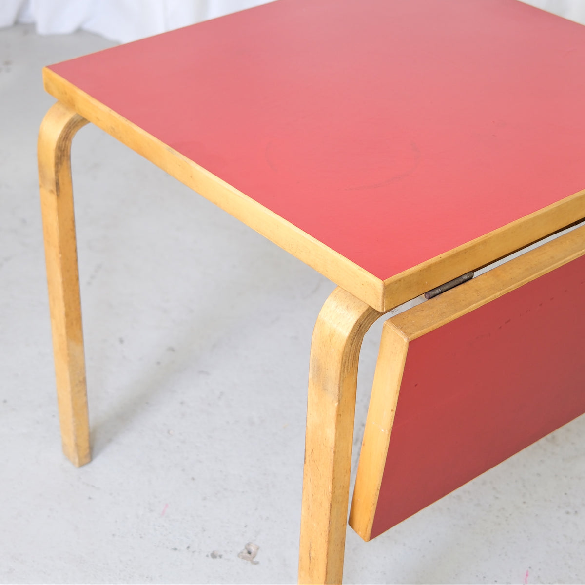 Artek DL81C taittopöytä, punainen linoleumi – Alvar Aalto