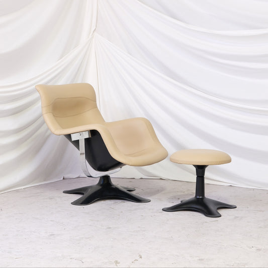 Yrjö Kukkapuro Karuselli lounge chair with matching ottoman in light upholstery and black base