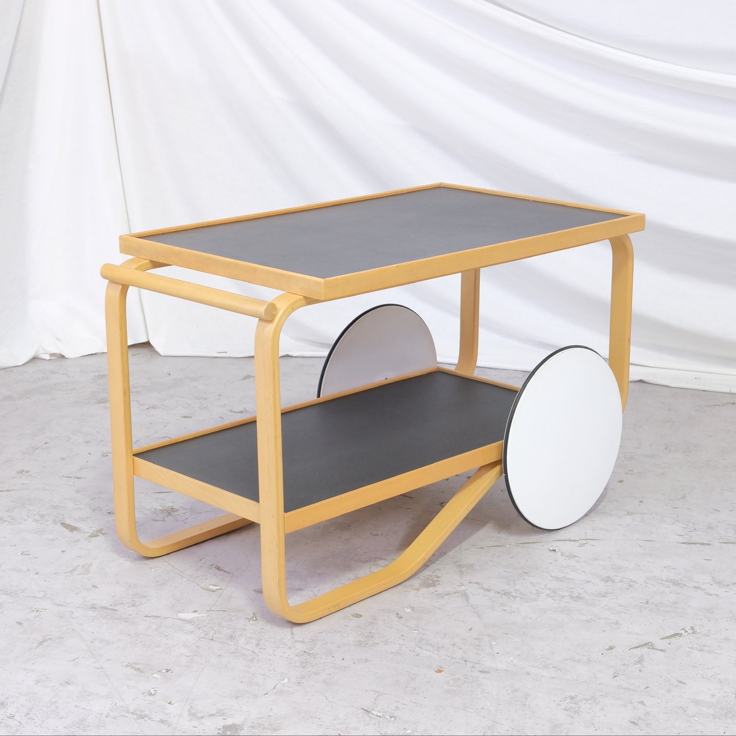Alvar Aalto 901 -teetarjoiluvaunu, musta linoleumi