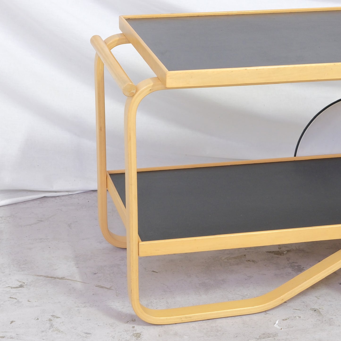 Alvar Aalto 901 -teetarjoiluvaunu, musta linoleumi